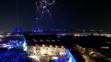 عروض مبهرة في سماء المتحف المصري الكبير وأهرامات الجيزة.. والضيوف يسجلونها بالهواتف الشخصية