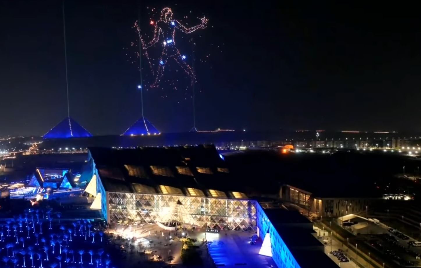 عروض مبهرة في سماء المتحف المصري الكبير وأهرامات الجيزة.. والضيوف يسجلونها بالهواتف الشخصية