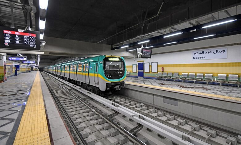 تدرس الهيئة القومية للأنفاق مقترحًا بزيادة قيمة أقل تذكرة لمترو الأنفاق، البالغ سعرها حاليًا 8 جنيهات، لتصل إلى 10 جنيهات، في إطار البحث عن حلول عملية لأزمة نقص الفكة التي تواجهها منظومة المترو بشكل يومي. وقال المهندس طارق جويلي، رئيس مجلس إدارة الهيئة القومية للأنفاق، في تصريحات تليفزيونية، إن التذكرة الأقل سعرًا تمثل التحدي الأكبر فيما يتعلق بتوفير الفكة داخل المحطات، موضحًا أن الهيئة تحتاج يوميًا إلى ما يقرب من 300 ألف جنيه فكة لتغطية احتياجات التشغيل وخدمة الركاب. أزمة ممتدة وليست محلية وأشار جويلي إلى أن أزمة الفكة لا تقتصر على مترو الأنفاق فقط، بل تُعد مشكلة أوسع نطاقًا، ترتبط بنقص سك العملات المعدنية، لافتًا إلى أن استيراد الفكة غير متاح في الوقت الحالي، ما يزيد من تعقيد الأزمة ويحد من سرعة إيجاد حلول جذرية لها. وأوضح أن الهيئة تدرس عددًا من البدائل لضمان استمرار تقديم الخدمة دون تعطيل، مع مراعاة التوازن بين احتياجات التشغيل وتخفيف الأعباء على المواطنين.