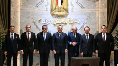 رئيس الوزراء ووزير الصحة يلتقون بنائب وزير الصحة والسفير التركي لتعزيز التعاون الصحي