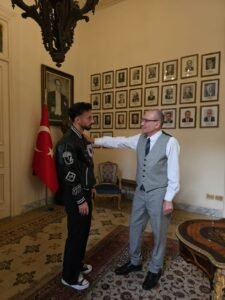 سفير تركيا بالقاهرة يشيد بنجم الأهلي أحمد عبد القادر ويتمنى رؤيته بالدورى التركي