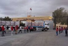 استئناف إدخال شاحنات المساعدات الإنسانية والوقود إلي قطاع غزة