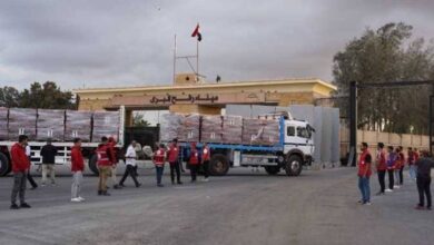 استئناف إدخال شاحنات المساعدات الإنسانية والوقود إلي قطاع غزة