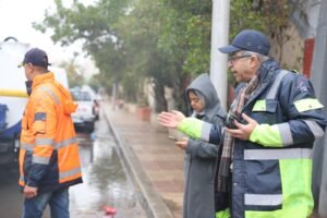 تحرك ميداني سريع في قلب الإسكندرية.. قنديل يقود متابعة مكثفة لأعمال كسح مياه الأمطار بمنطقة وسط