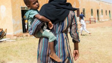 السودان.. العنف يفاقم معاناة المدنيين ويدفع الآلاف إلى النزوح